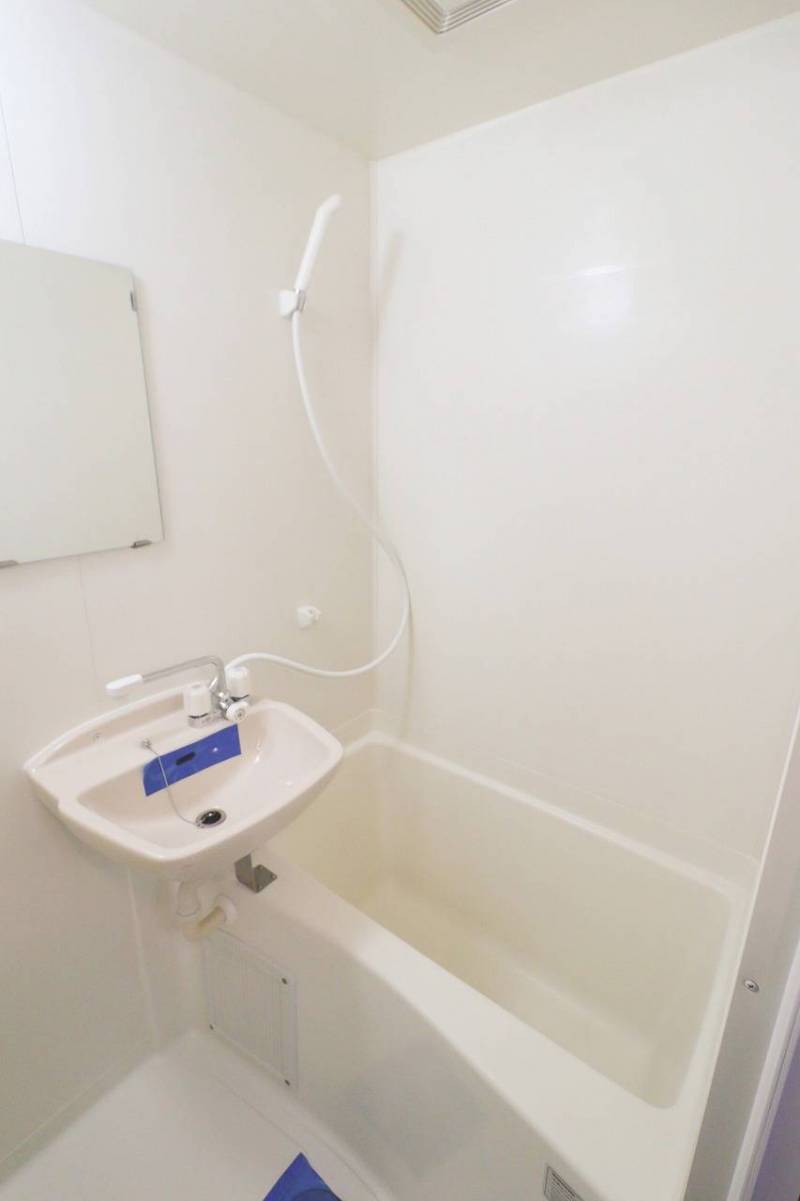 陶器の洗面台。