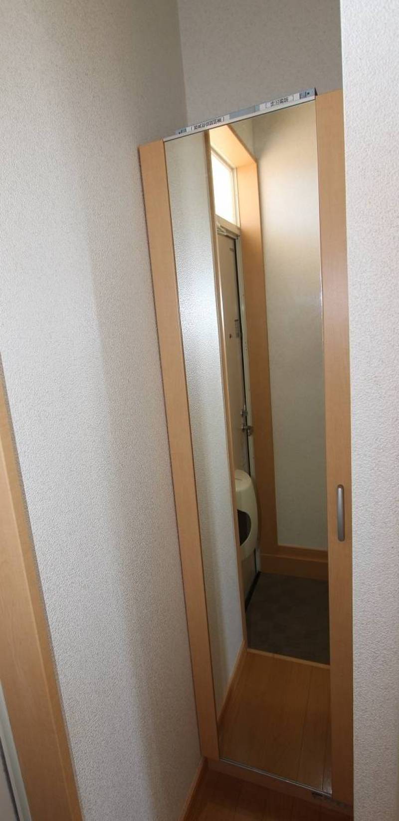 玄関靴入れに姿見鏡、お出かけ前のチェックOK。