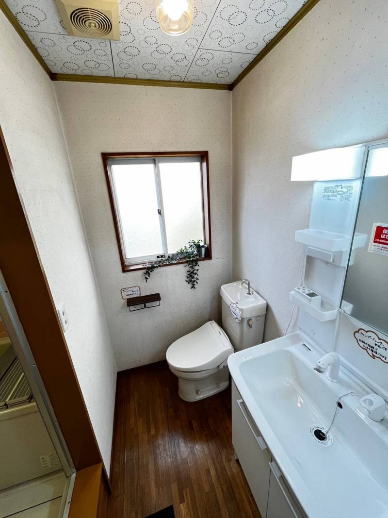 トイレに窓もあり、明るく湿気も篭りません。