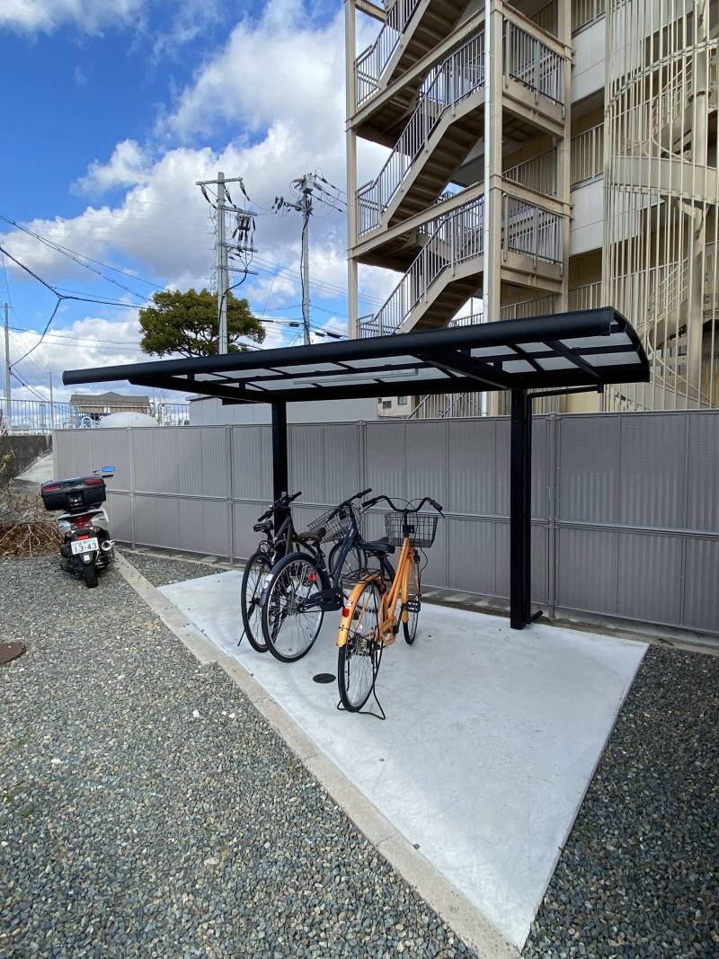 屋根付きのサイクルポート