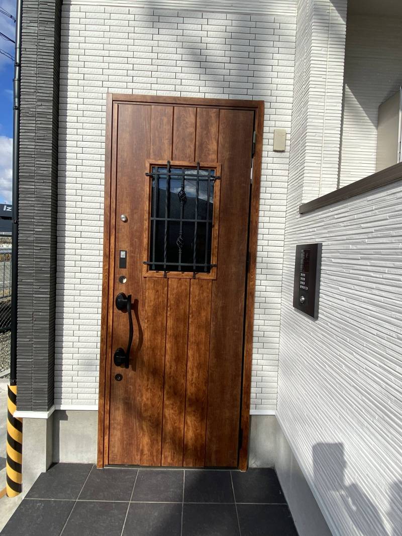 欧州風の入口はオートロック付きでセキュリティ安心