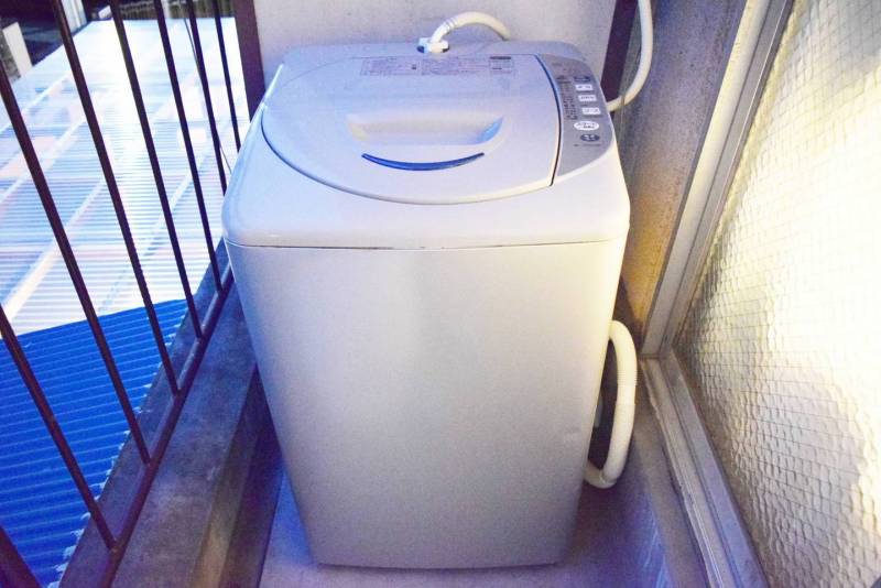 ベランダの洗濯機でお洗濯と広いベランダで洗濯物もよく乾く