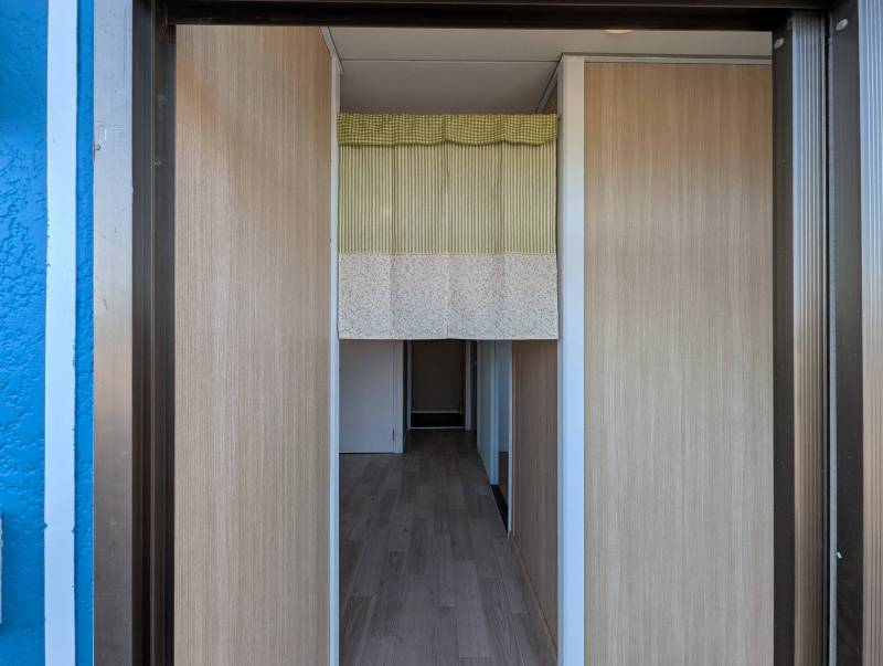 エントランス奥、左側の白いドアは、収納スペースです。