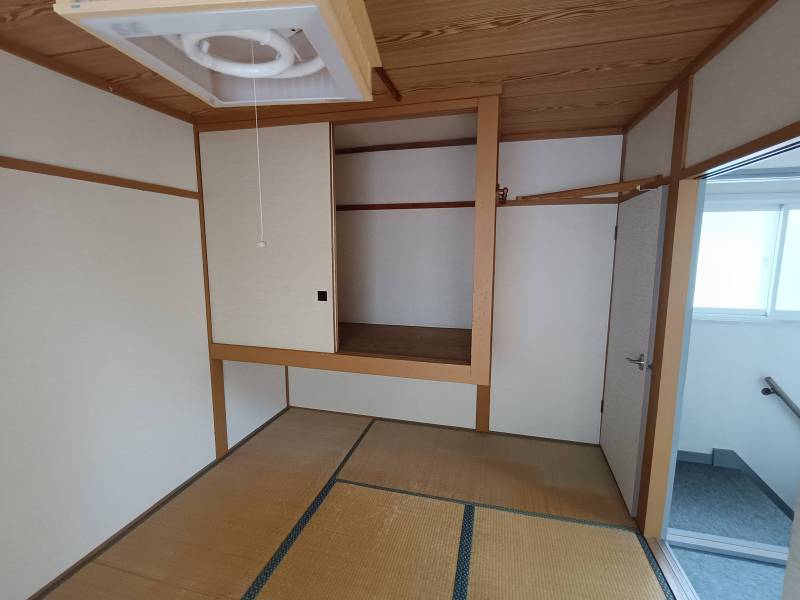 珍しい吊り押入れです！
落ち着いた空間で過ごせます。