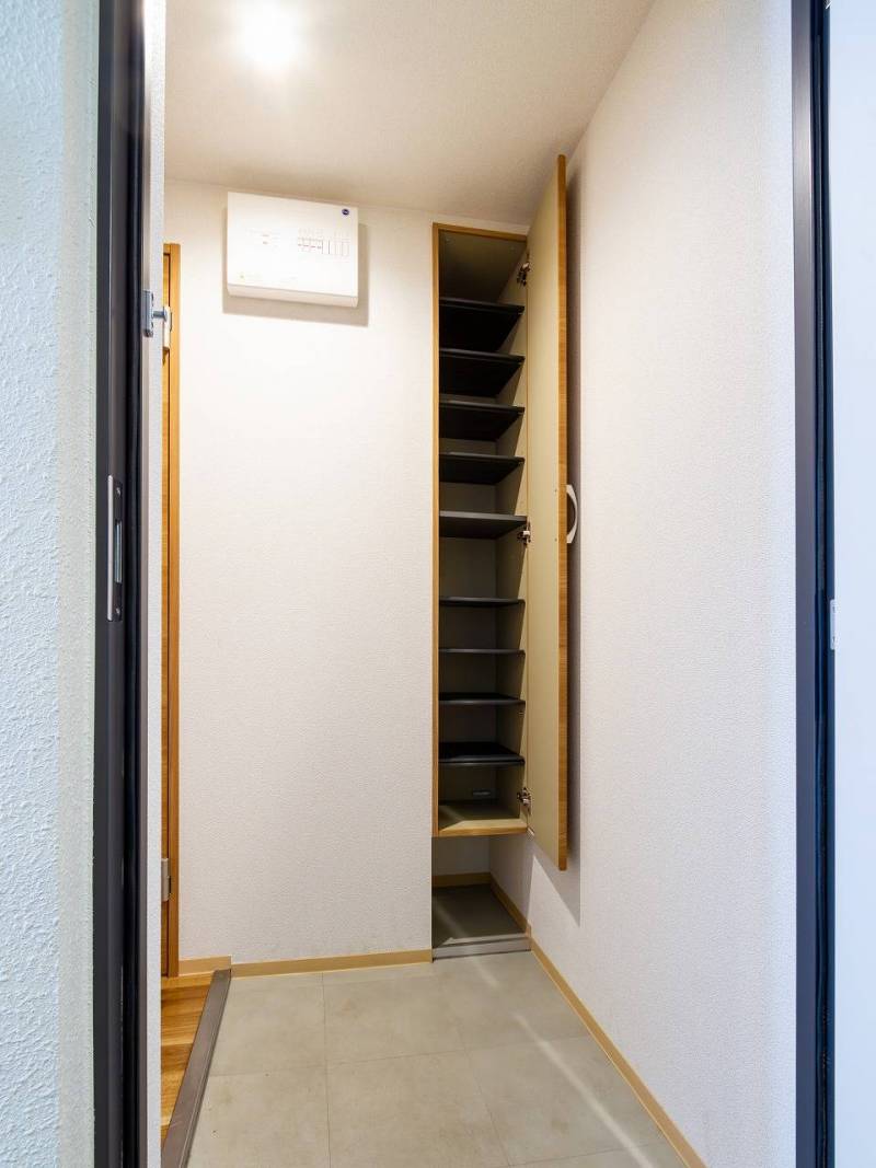 可動棚のシューズボックス。ブーツも収納できます