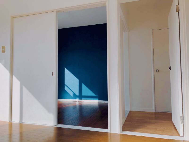 デザインアクセントの壁紙が特徴の明るいお部屋です