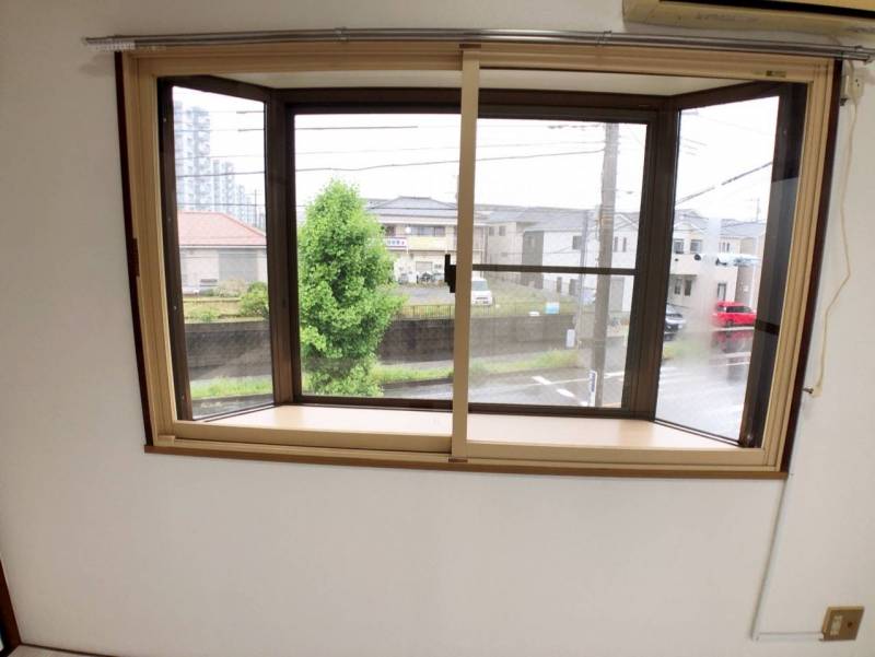 大きな出窓で開放感があります！２重窓になっております！