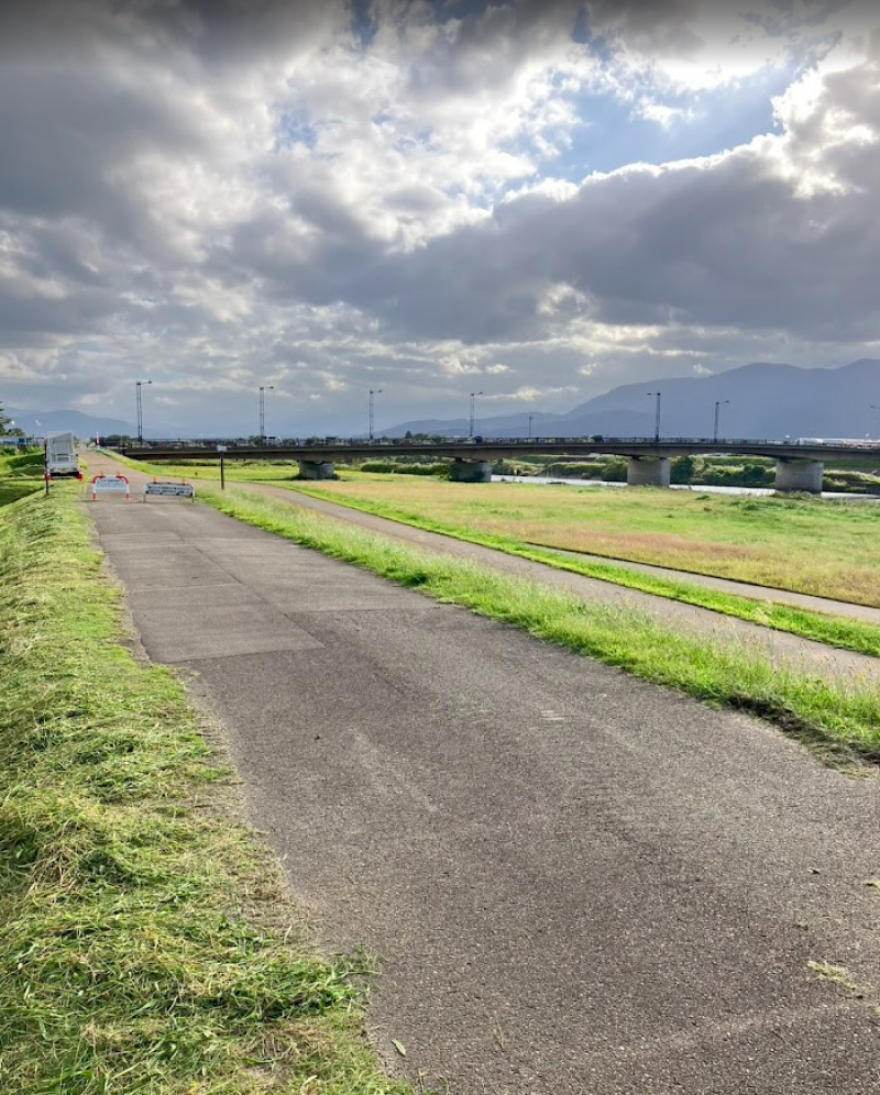 お散歩やジョギングにぴったりな土手がすぐそこに。