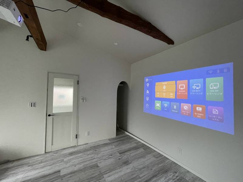 スクリーンタイプの壁紙。
広々大画面。