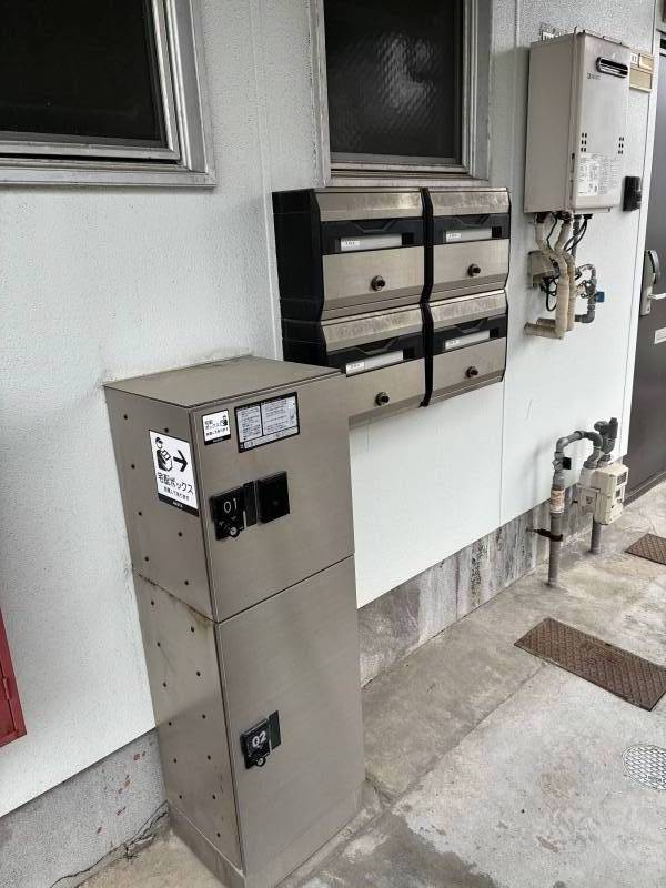 宅配ボックスとダイヤル付き集合ポストです