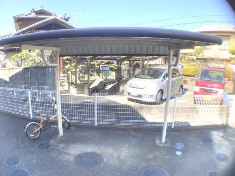 玄関出てすぐにある屋根付き駐輪場