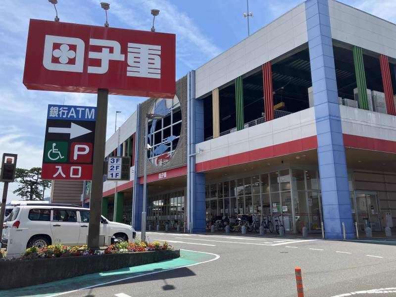 徒歩5分位のところにスーパーがあります