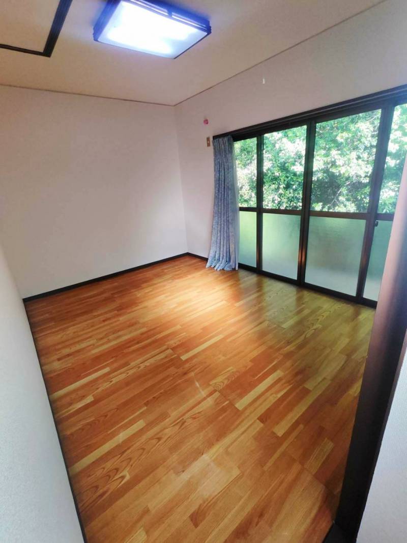 2階洋室。窓からの景色が綺麗です。