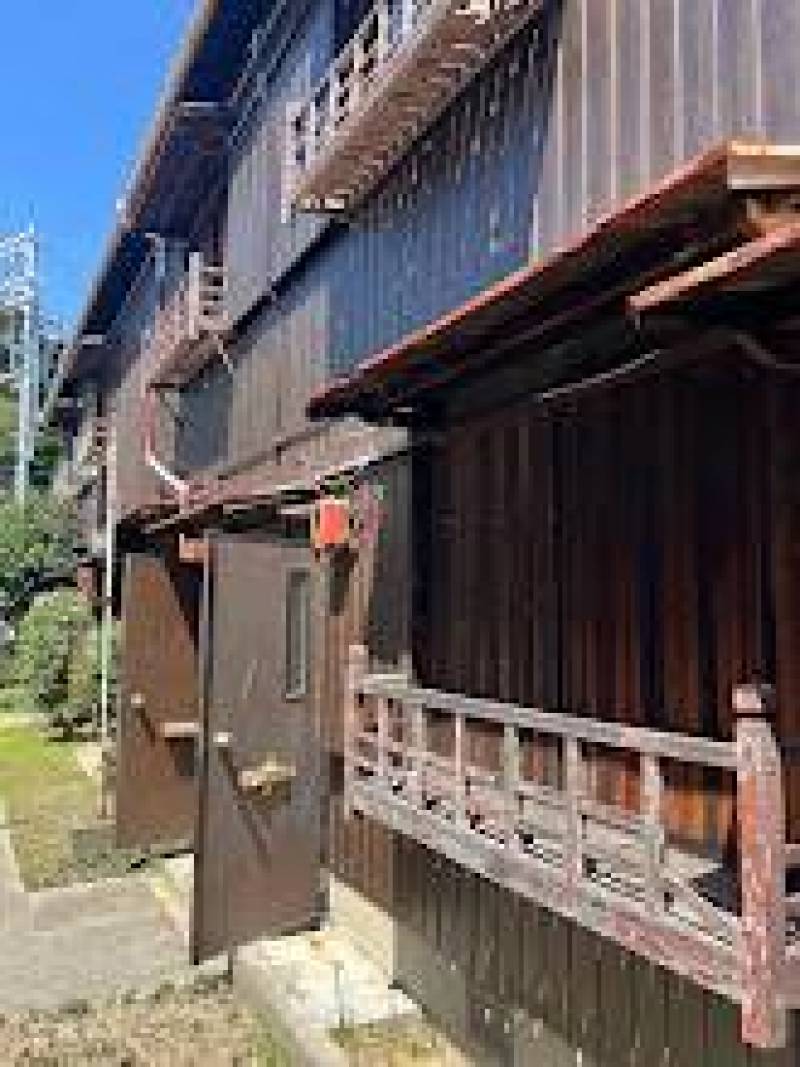 前庭は自転車、バイク置き場。植物を育てるスペース有。