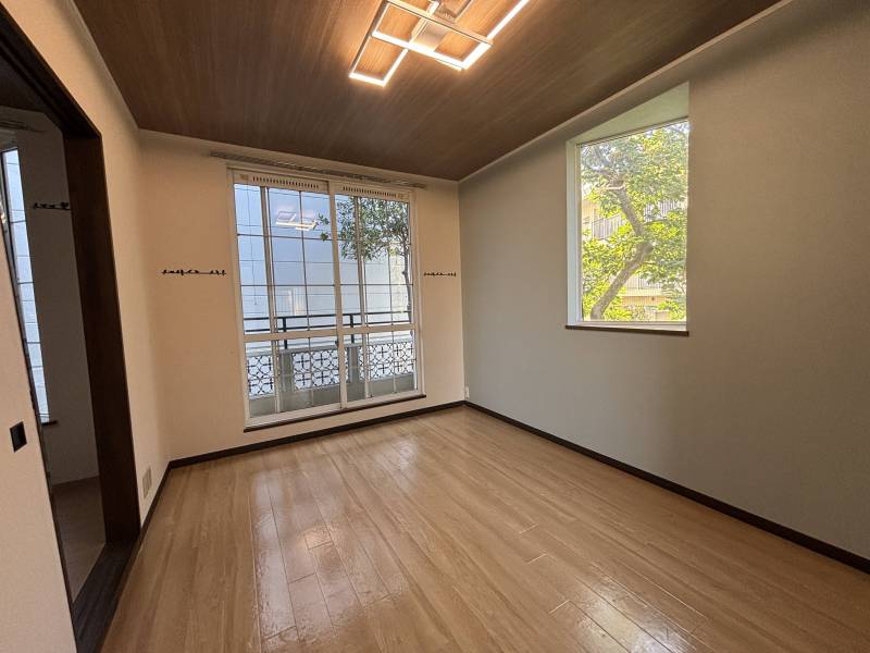 窓もあるのでお部屋が明るい