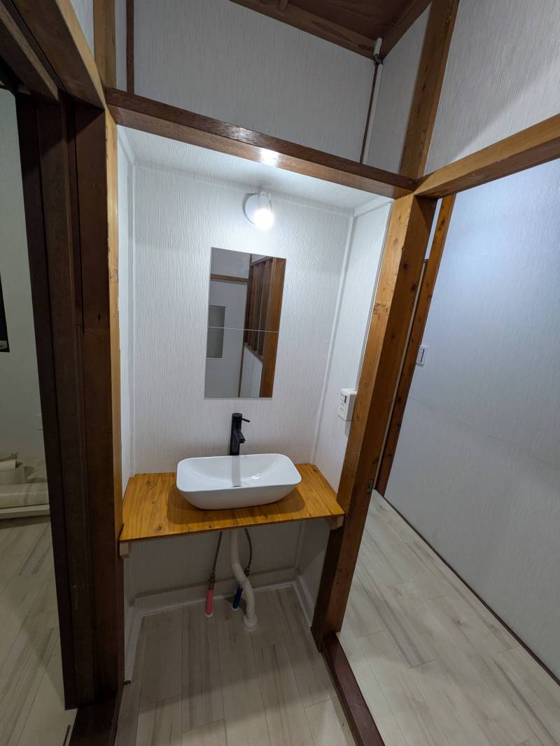 造作のおしゃれな洗面台と、お湯も出るシングルレバー混合栓