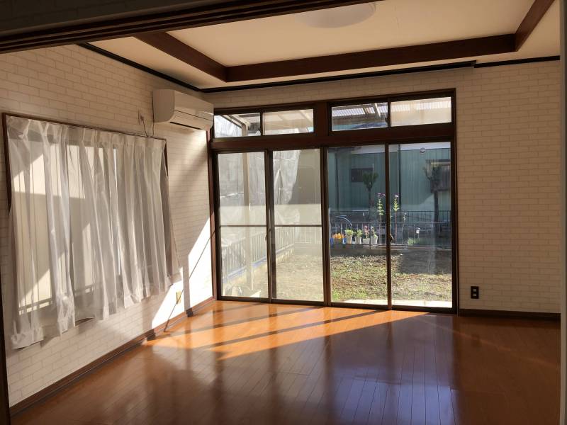 陽当たりの良いリビング、出窓があります♪