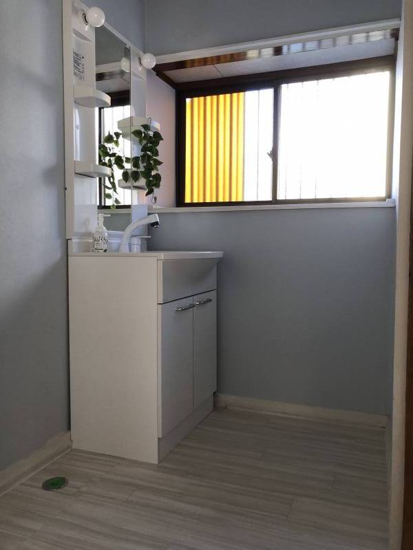 1階洗面所、シャワー付き洗面台です。