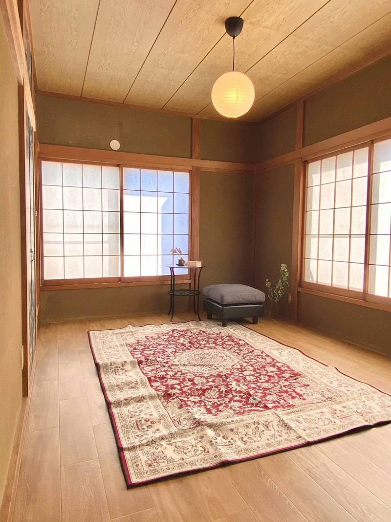 二階洋室２。和モダンスタイルで大人のくつろぎ空間に！収納も◎