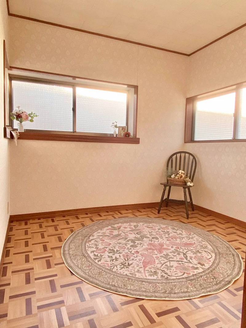 二階洋室。憧れの出窓付き。木組みの床に円形絨毯が絵本の世界✿