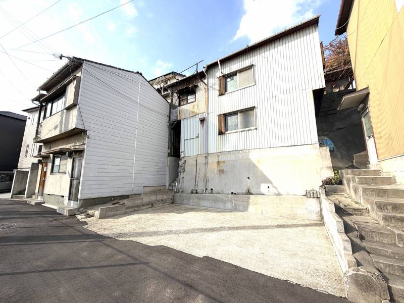 バイク、車停められます。駐車場