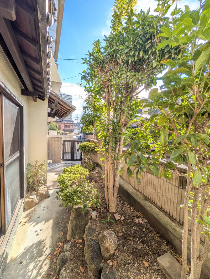 専用庭がありガーデニングを楽しめます。駐輪も可