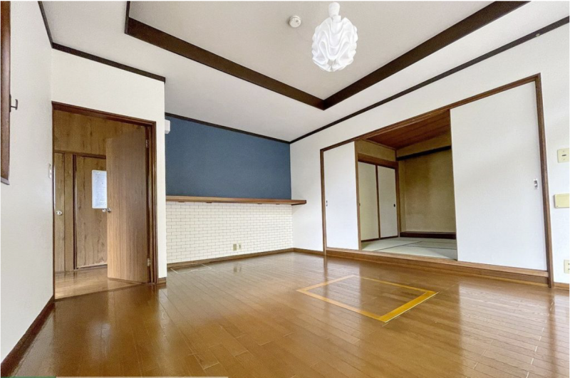 広々のリビングと奥の和室