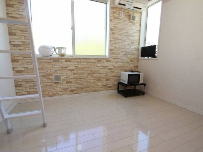 明るい居室・リビング。角部屋のため窓も多く明るい室内です