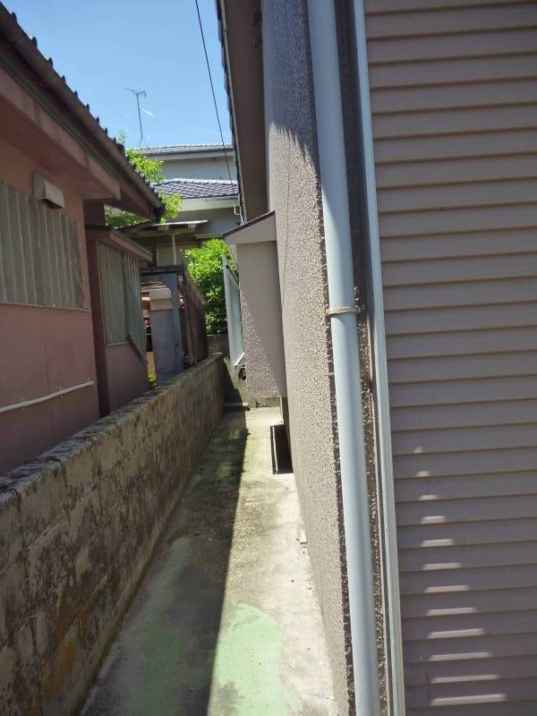 家の裏側　