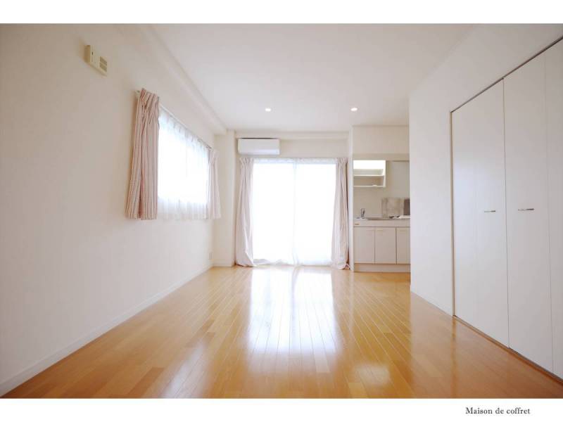 主採光は東向きで、安定した光です。