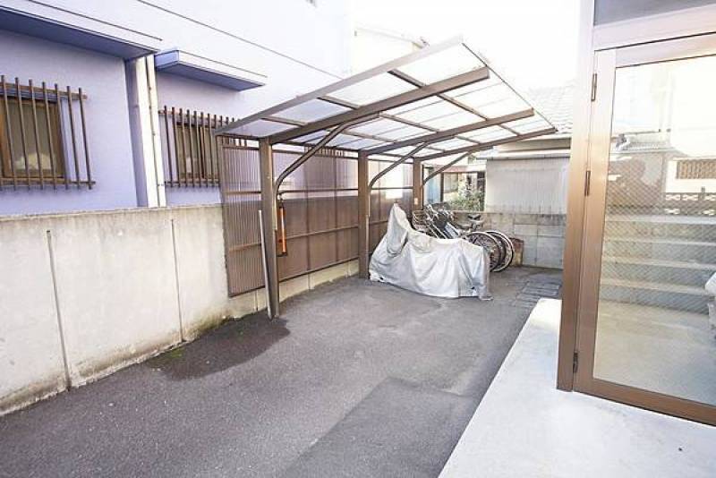 屋根付き自転車置き場なので
雨にも濡れにくいです。