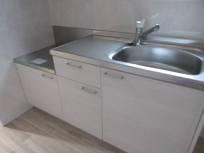 調理スペースのあるキッチン。安全確保の為ガス器具使用不可