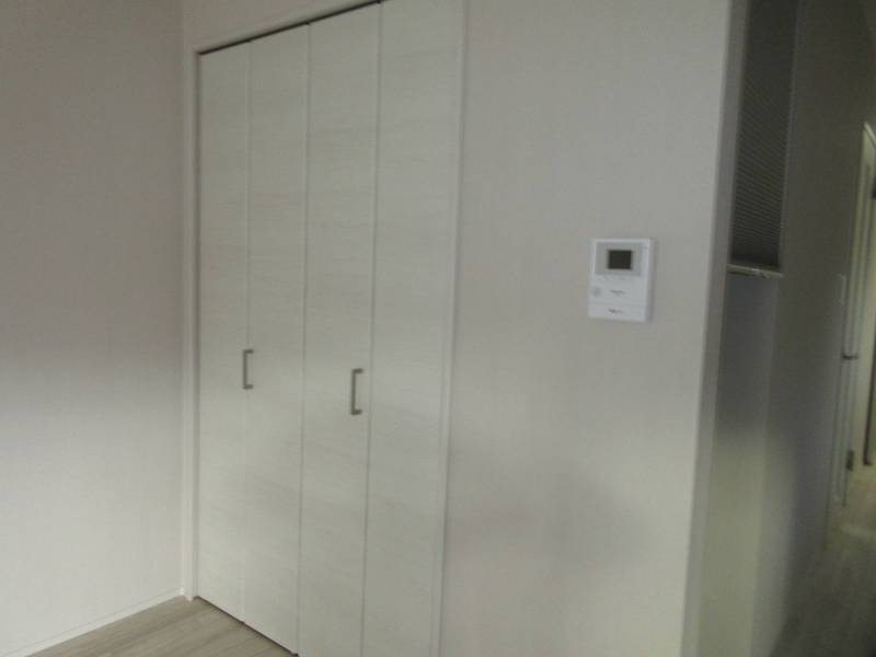 居室には寝具を収納できるサイズのノーマルな収納もついてます。