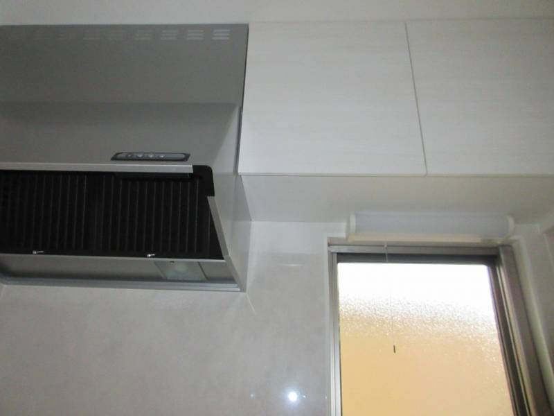 キッチンにも換気採光窓設置しています。