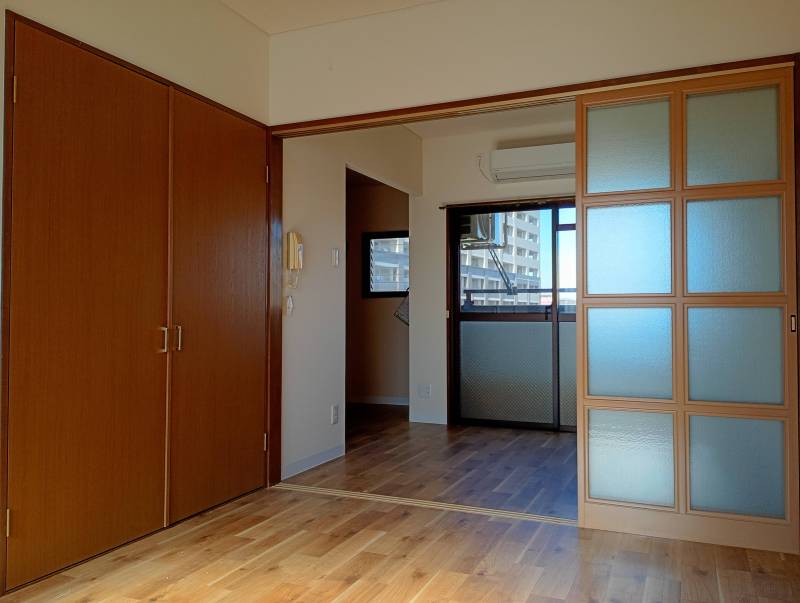 手前が洋室、その奥がダイニング、左奥がキッチンです。