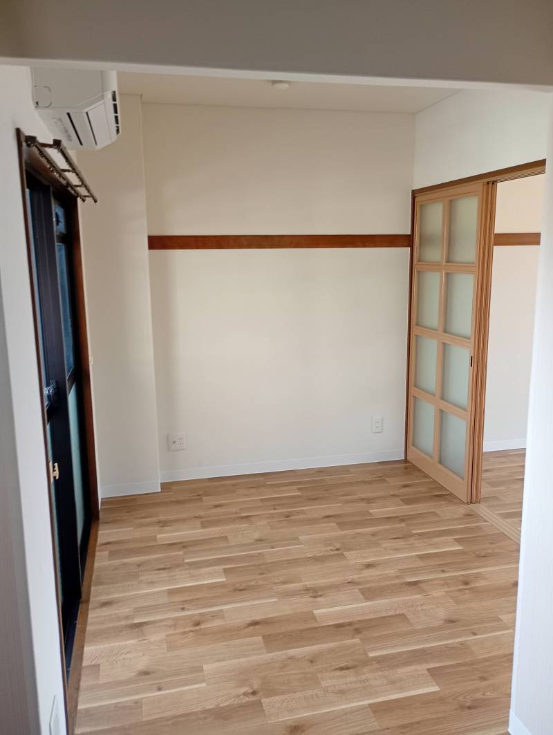 ダイニングです。床材が新品です。