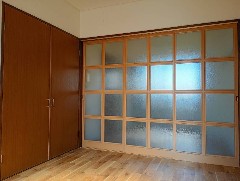 洋室とDKの間は３枚のスライド式扉で開閉が可能です。