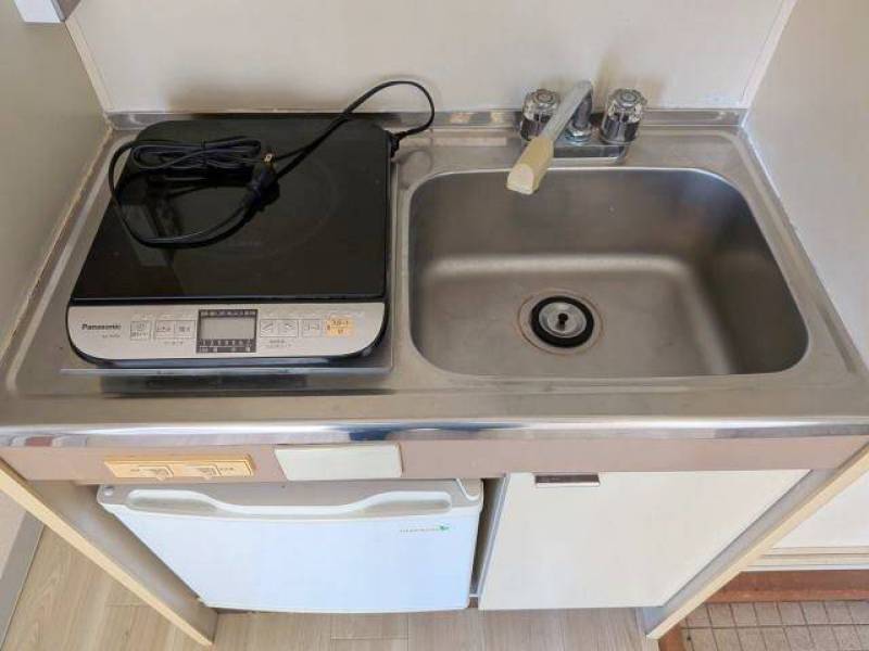 キッチン狭いので移動できるＩＨを設置済み♪