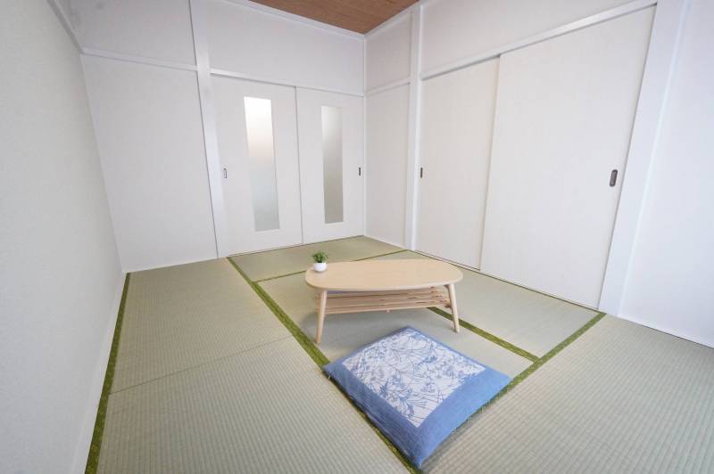 和室、ドアを交換し、木部を白色に塗装しました