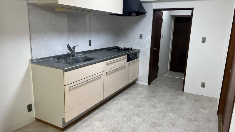 システムキッチンです。ガスコンロ3口。