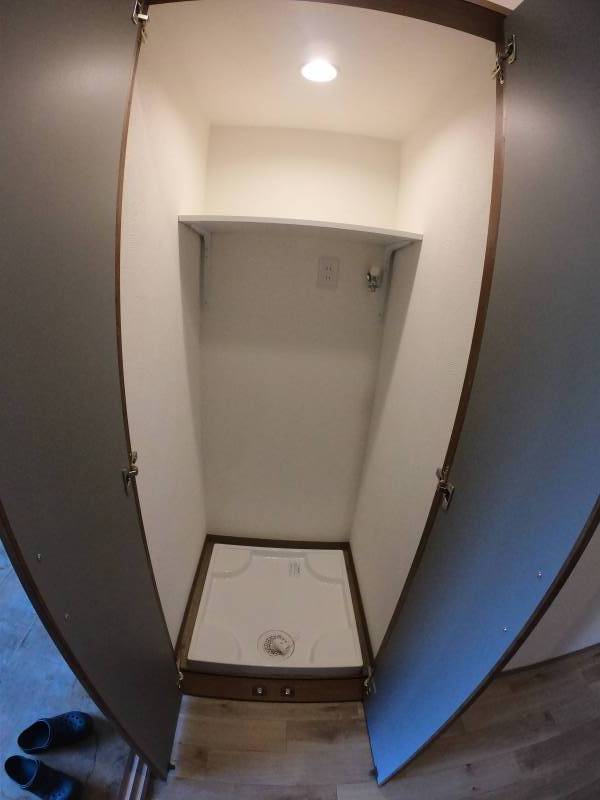 室内洗濯機置き　上部に収納棚を設けて便利に