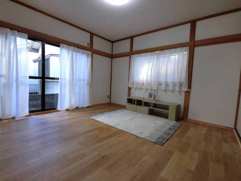 ２面採光の明るいリビングです！ゆとりのLDK１５畳♪