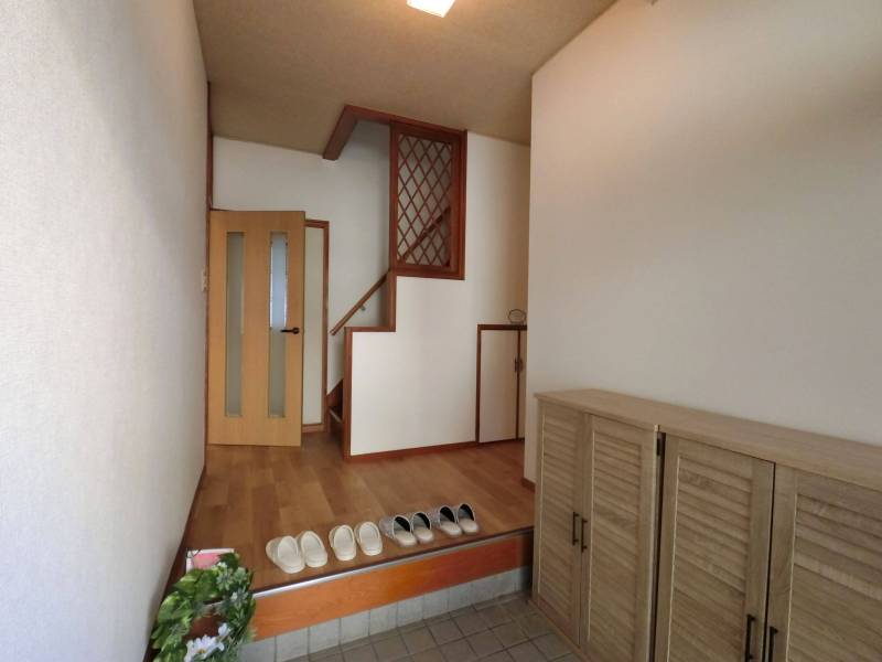広々玄関でベビーカーや荷物の出し入れも楽々！階段下収納あり！