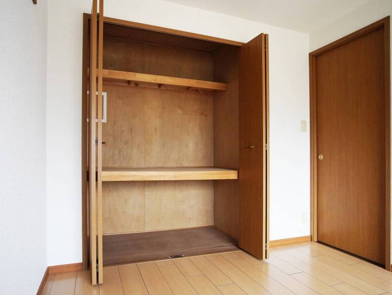 収納が２つ、クローゼットが一つあります