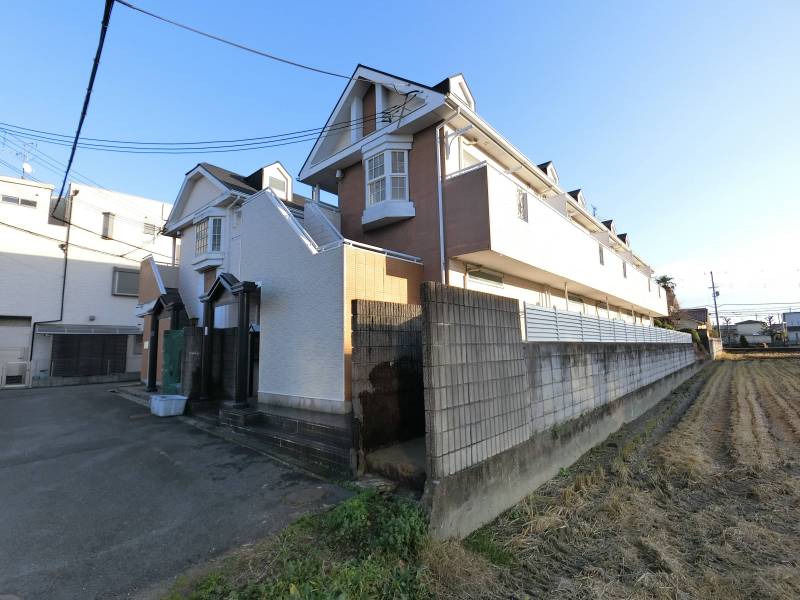 田んぼが隣にあるのどかな場所です♪