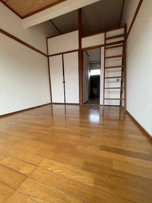 ロフトへ上がる階段です。