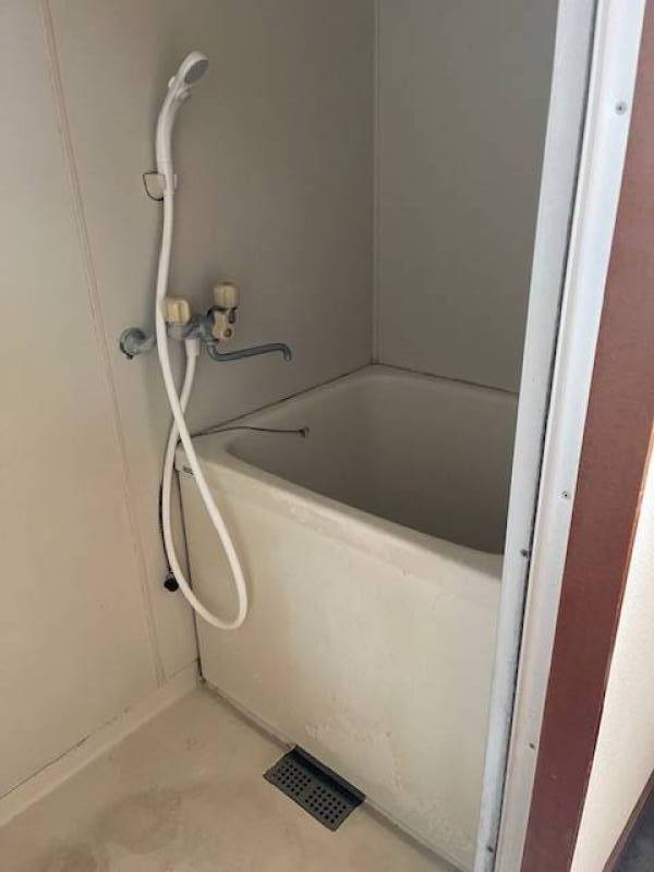 ユニットバス、シャワー付きです。