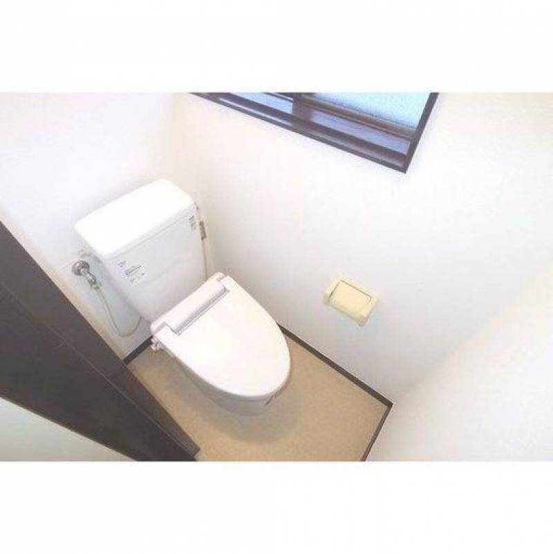 白を基調とした清潔感のあるトイレです