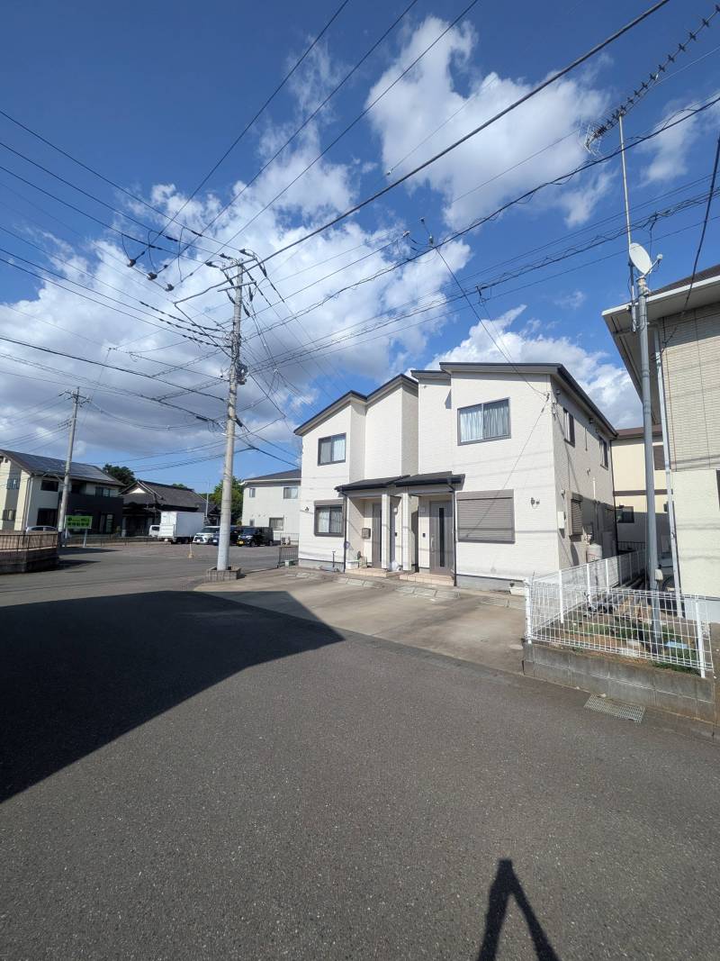前面道路が広く駐車も楽々。お子様が家の前で遊んでも安心な環境