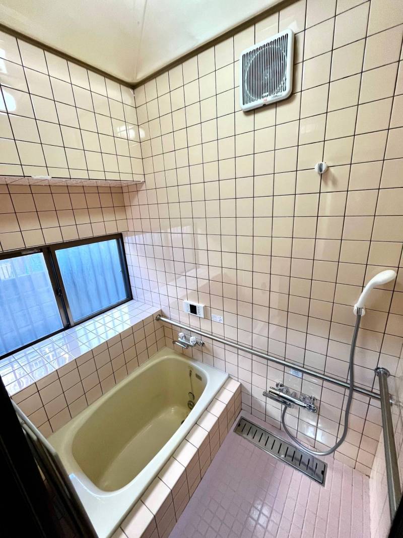 広く清潔な浴室。ハンドル水栓・換気扇・給湯器は新品です